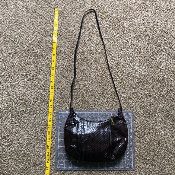VINTAGE 80s black/brown snake skin shoulder/crossbody bag with hand charm zipper - Picture 9 of 9